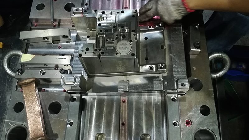 汽车保险杠模具尺寸选择的五大关键考量**